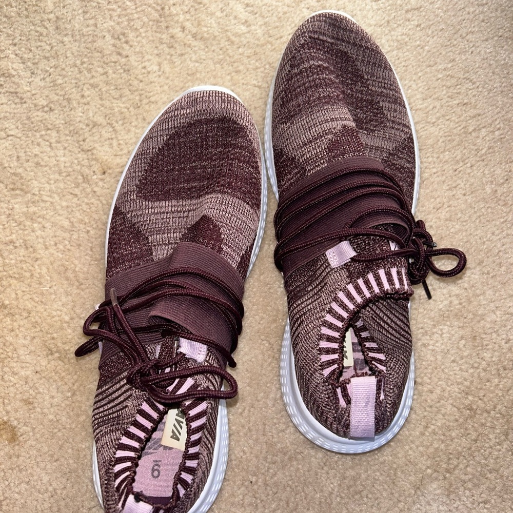 Stylish Women's Knit Sneakers in Burgundy